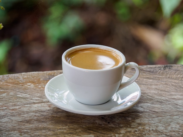 Americano café quente na mesa de madeira velha