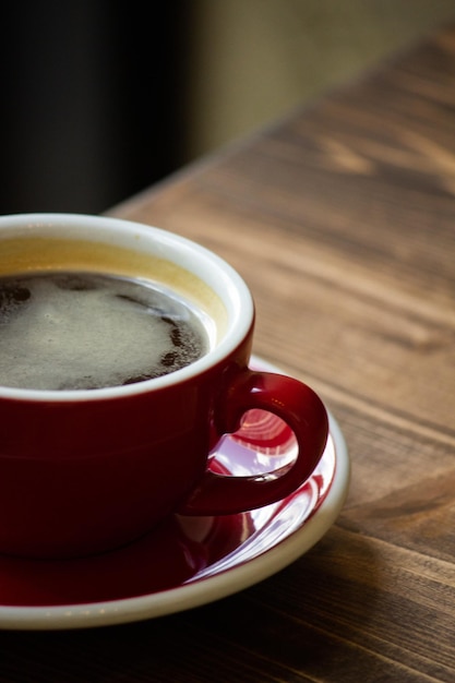 Americano em um copo vermelho com laptop