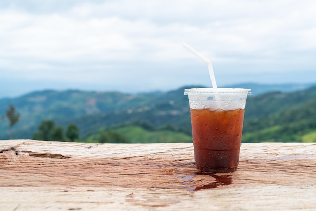 Americano-Kaffee auf Holztisch mit Mountain Hill View-Hintergrund