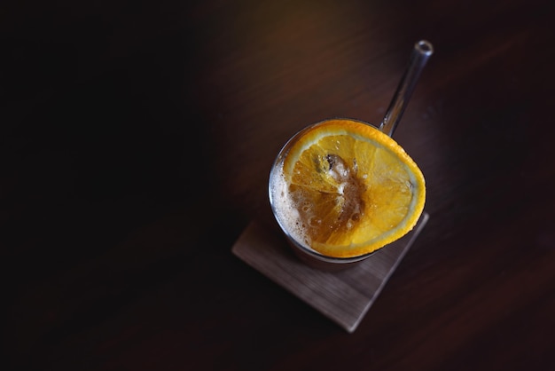 Foto americano orange e coquetel de café na mesa de madeira