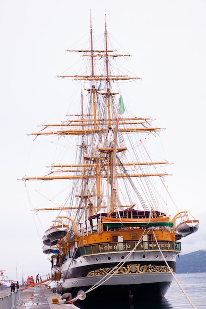 Foto amerigo vespucci é um navio alto da marinha da itália