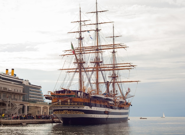 Foto amerigo vespucci é um navio alto da marinha da itália