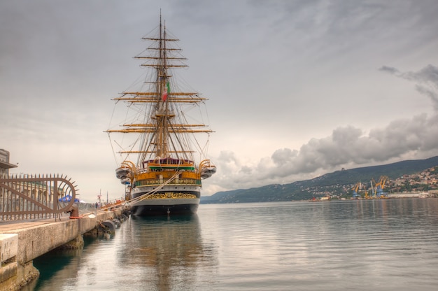 Amerigo Vespucci es un gran velero de la marina de Italia.