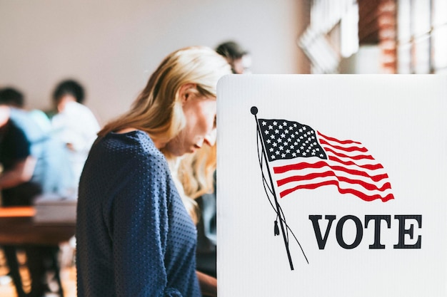 Foto amerikaner in einer wahlkabine