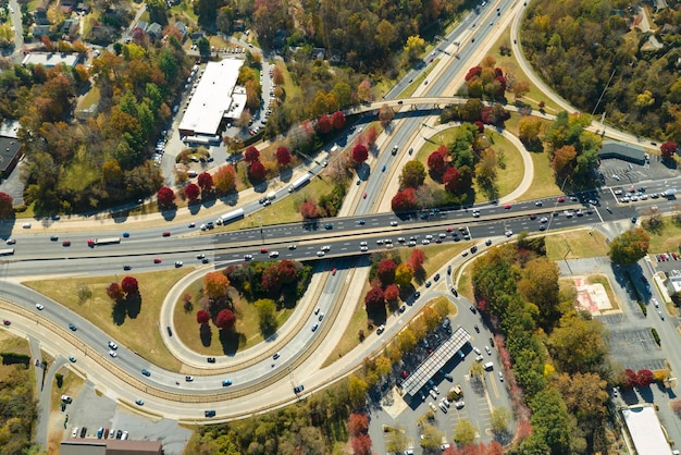 Amerikanische Autobahnkreuzung mit schnell fahrenden Autos und Lastwagen Blick von oben auf die Verkehrsinfrastruktur der USA