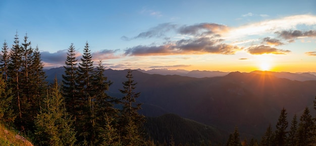 Amerikanische Berglandschaft während eines lebendigen und farbenfrohen Sommersonnenuntergangs Hintergrund