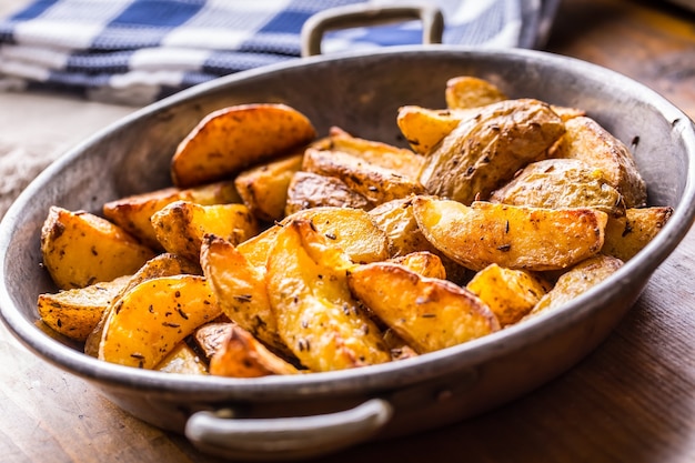 Amerikanische Bratkartoffeln mit Räucherspeck Knoblauch Salz Pfeffer Kreuzkümmel Dill Petersilie Kräuterdekoration