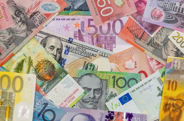 Amerikanische Dollar, europäischer Euro, Schweizer Franken, kanadischer Dollar, australische Dollarnoten bill