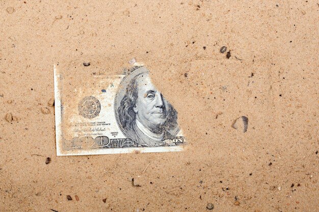 Amerikanische Dollar im Sand