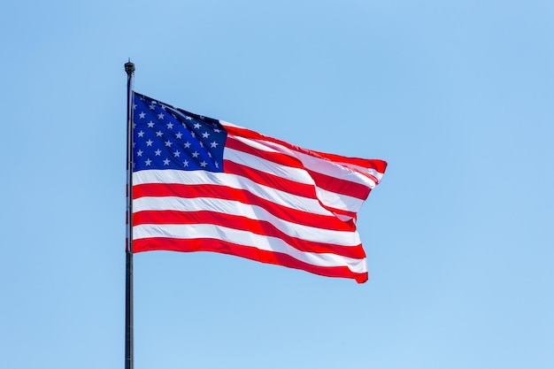 Amerikanische Flagge auf dem blauen Himmel auf der Wnd