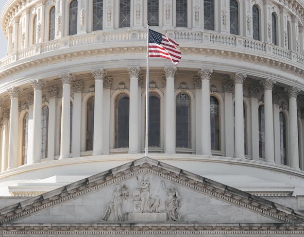 Foto amerikanische flagge auf dem hintergrund des kapitols