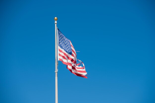 Amerikanische Flagge auf der Stange gesehen