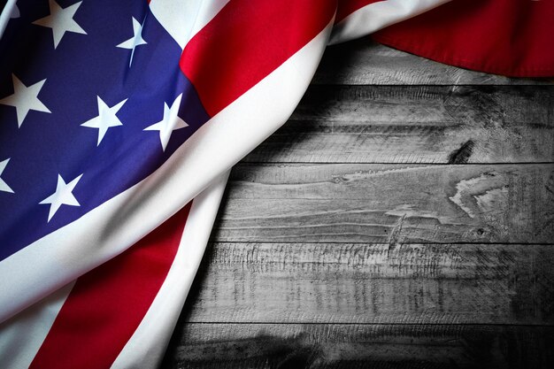 Amerikanische Flagge auf einem Holztisch