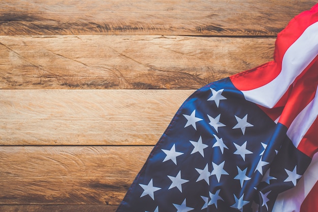 Foto amerikanische flagge, die auf einem holzboden liegt.