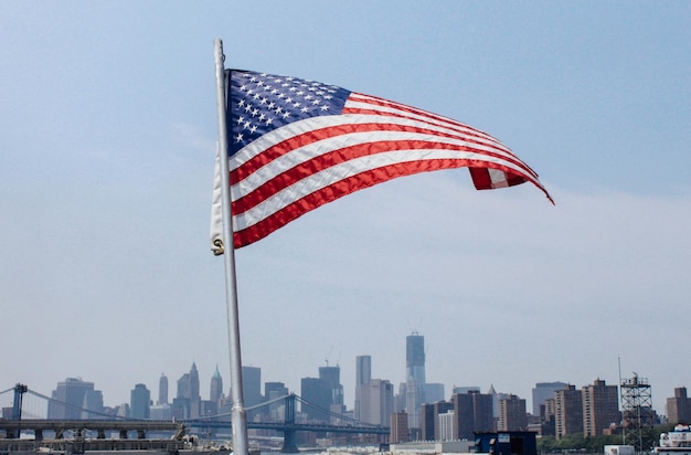 Amerikanische Flagge gegen Gebäude