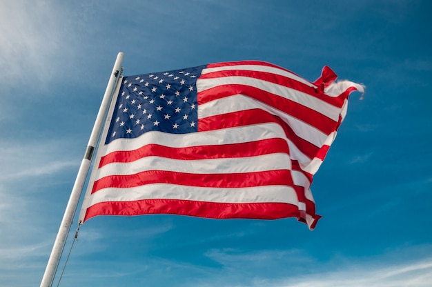 Amerikanische Flagge gegen strahlend blauen Himmel