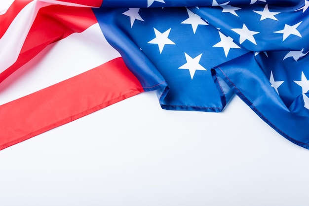 Amerikanische Flagge mit Sternen und Streifen, isoliert auf weiss