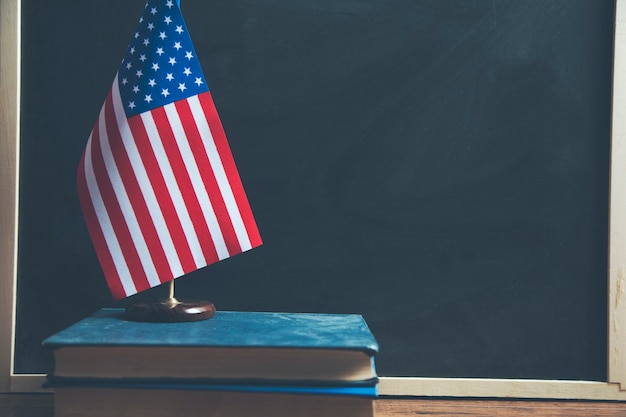 Amerikanische Flagge und Glas auf Buch