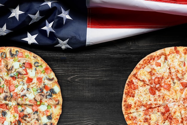 Amerikanische Flagge und Pizza mit Platz für Text