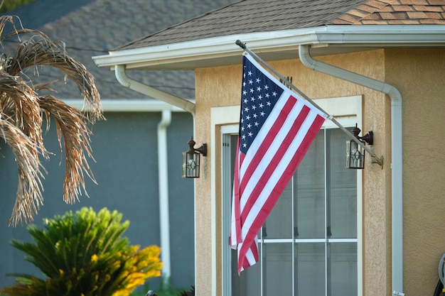 Amerikanische Flagge weht an der Ecke eines privaten Wohnhauses, Symbol des Patriotismus