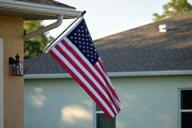 Amerikanische Flagge weht an der Ecke eines privaten Wohnhauses, Symbol des Patriotismus