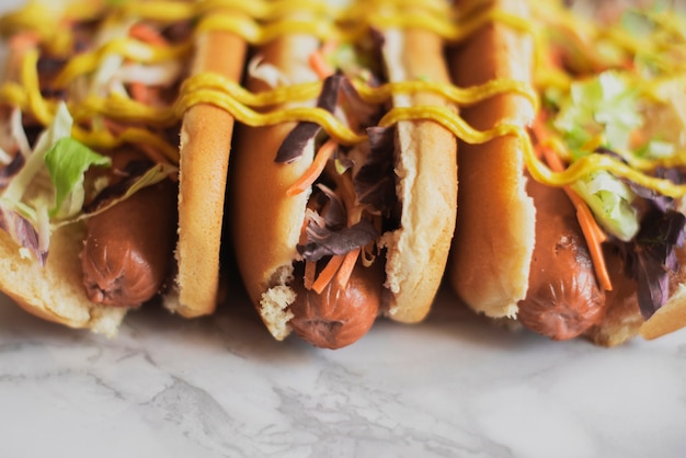 Foto amerikanische hotdogs der nahaufnahme mit senf