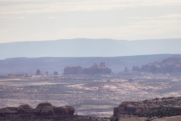 Amerikanische Landschaft in der Wüste mit roten Felsgebirgsformationen