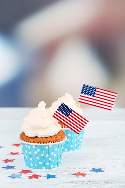 Amerikanische patriotische Feiertagscupcakes auf Holztisch
