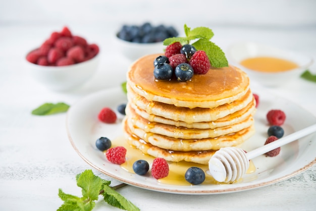 Amerikanische Pfannkuchen mit frischen Beeren und Honig