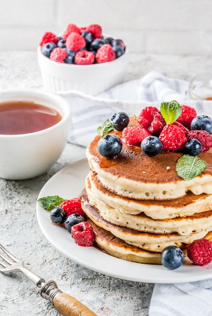 Amerikanische Pfannkuchen mit frischen Beeren