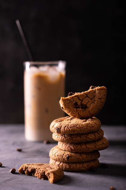 Amerikanische Schokoladenkekse und gefrorener Latte