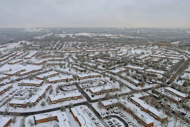 Amerikanische Stadt kleiner Apartmentkomplex eines verschneiten Winters auf den Wohnstraßen nach Schneefall in der Winterlandschaft