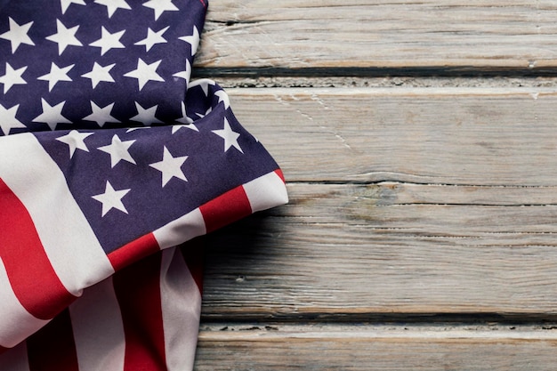 Amerikanische Stars and Stripes-Flagge auf einem weißen Holzbretthintergrund