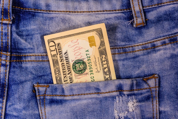 Amerikanische Zehn-Dollar-Banknoten in einer Tasche mit Blue Jeans