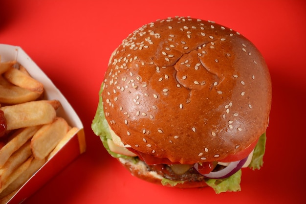 Amerikanischer Burger und Pommes