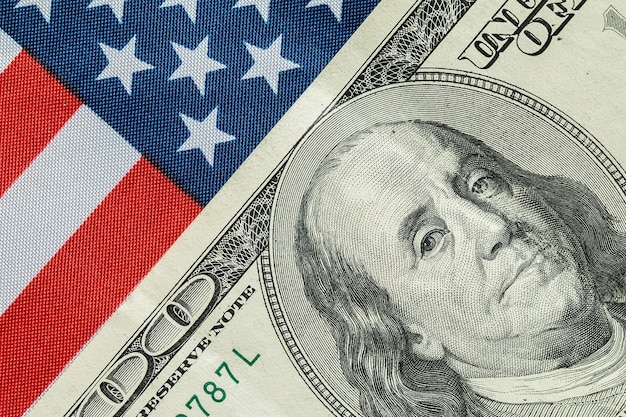 Amerikanischer Dollar auf der amerikanischen Flagge