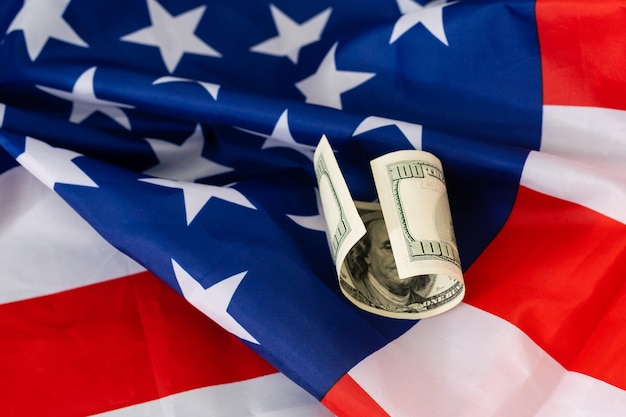 Amerikanischer Dollar auf der amerikanischen Flagge.