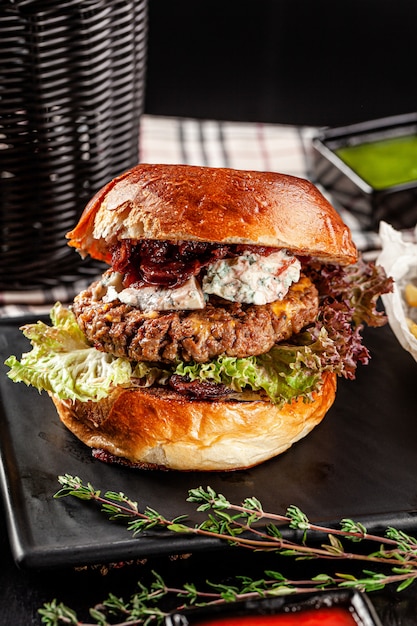 Amerikanischer Fleischburger mit großem Schnitzel