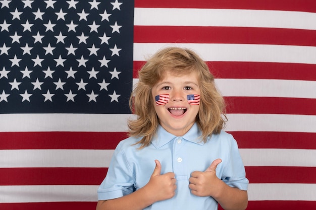 Amerikanischer kindjunge mit amerikanischer flagge unabhängigkeitstag juli vereinigte staaten von amerika conce