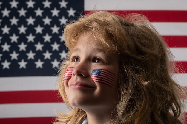 Amerikanischer kleiner patriot unabhängigkeitstag juli kind mit amerikanischer flagge amerikanische flagge auf kindern c