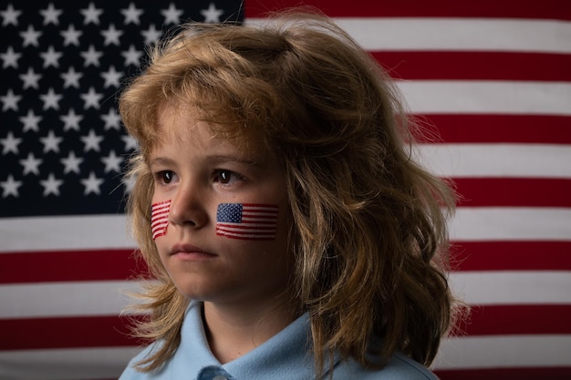 Amerikanischer kleiner patriot unabhängigkeitstag juli kind mit amerikanischer flagge amerikanische flagge auf kindern c