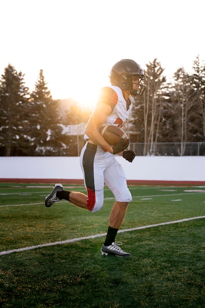 Foto amerikanischer männlicher fußballspieler in uniform auf dem feld