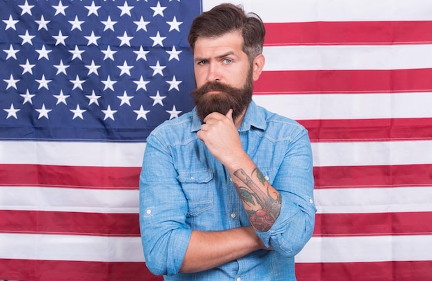 Amerikanischer Mann, Journalist, Reporter, USA-Flagge, Hintergrund, Wahlkonzept