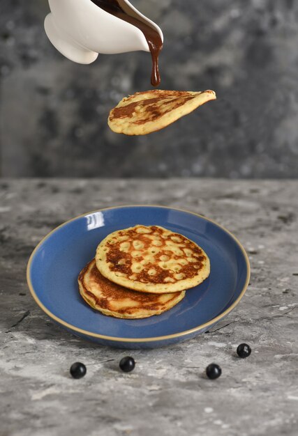 Foto amerikanischer pfannkuchen mit heißer schokolade aus einer weißen sauciere