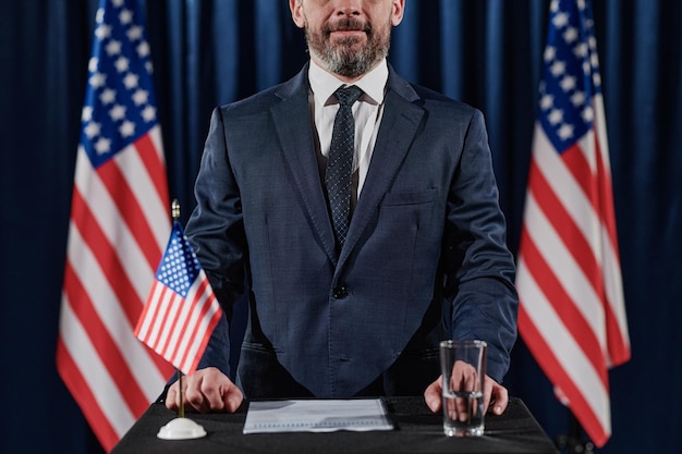 Foto amerikanischer politiker, der eine rede hält