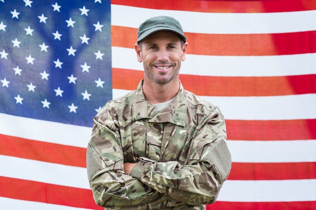 Amerikanischer Soldat, der Einstellungszeichen hält