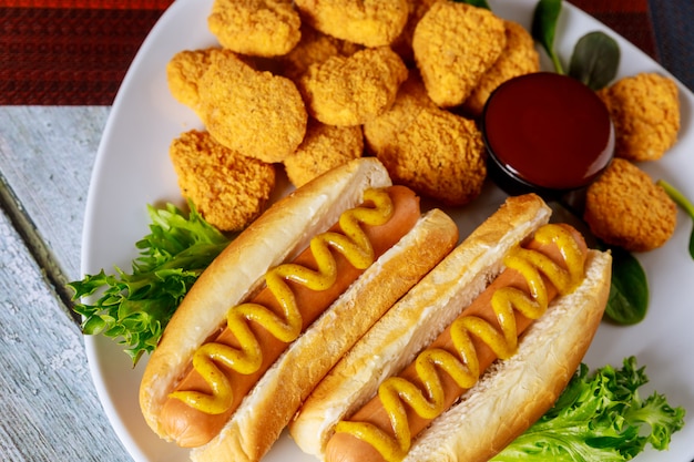 Amerikanisches Fast Food. Hot Dogs und Hühnernuggets mit Sauce.