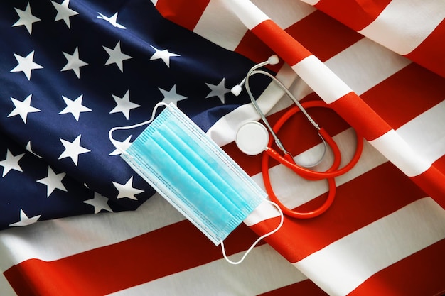 Amerikanisches Gesundheitssystem Hintergrund der USA-Flagge Medizinische Maske und Einschränkungen