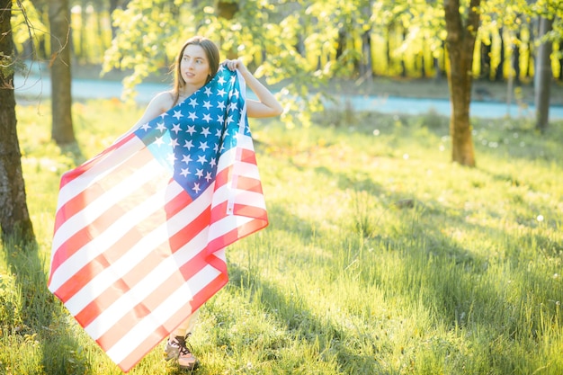 Amerikanisches Mädchen Glückliche junge Frau mit USA-Flagge