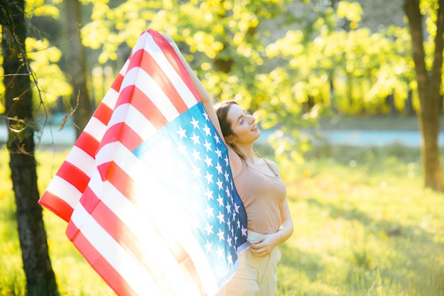 Amerikanisches Mädchen Glückliche junge Frau mit USA-Flagge
